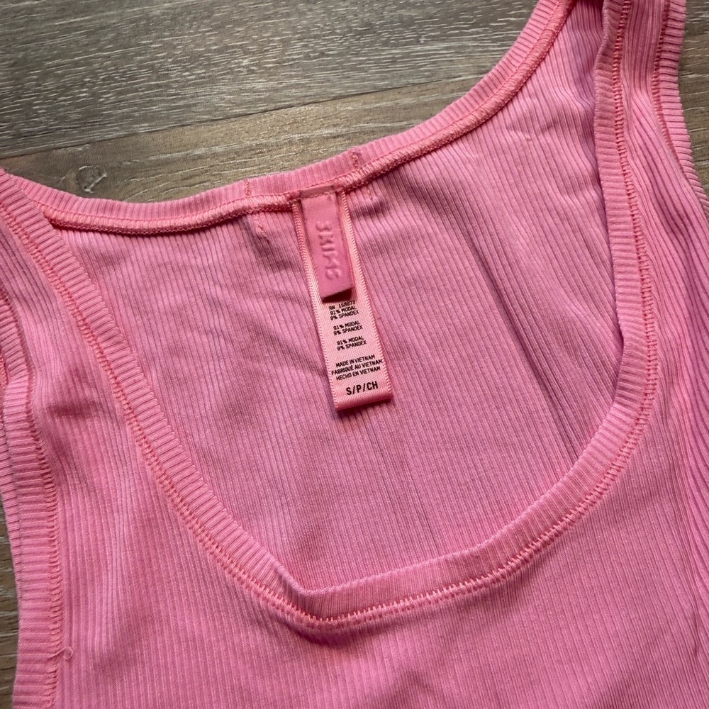 SKIMS Pink Ribbed Tank Top - Picture 2 of 4